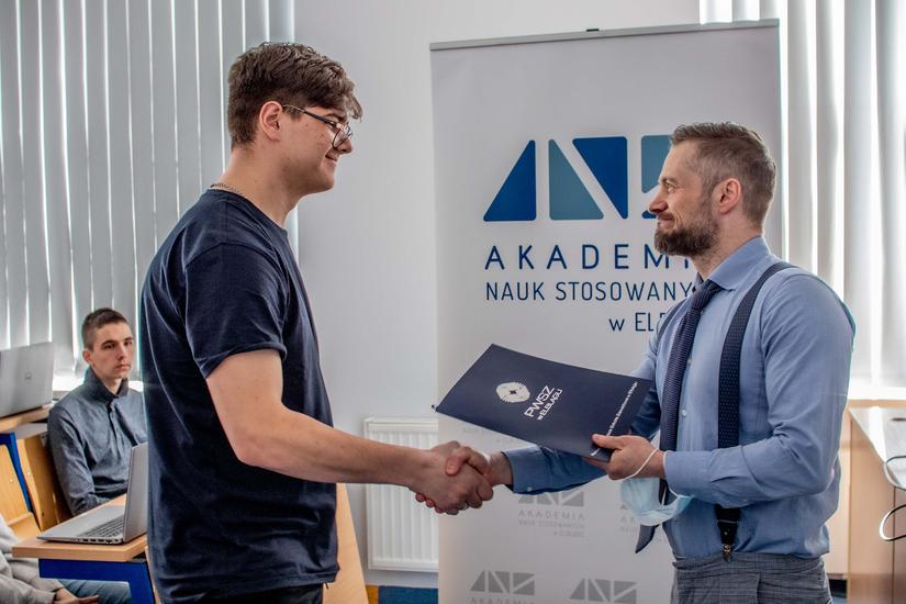 anselblag's tweet photo. Młodzi informatycy z Zespołu Szkół Techniczno-Informatycznych w #Elbląg.u zakończyli miesięczne praktyki  w Instytucie Informatyki Stosowanej podczas których zdobyli wiele umiejętności z zakresu nowych technologii informatycznych.

https://t.co/TwdK1MFfRr https://t.co/qIbMhmbYX9