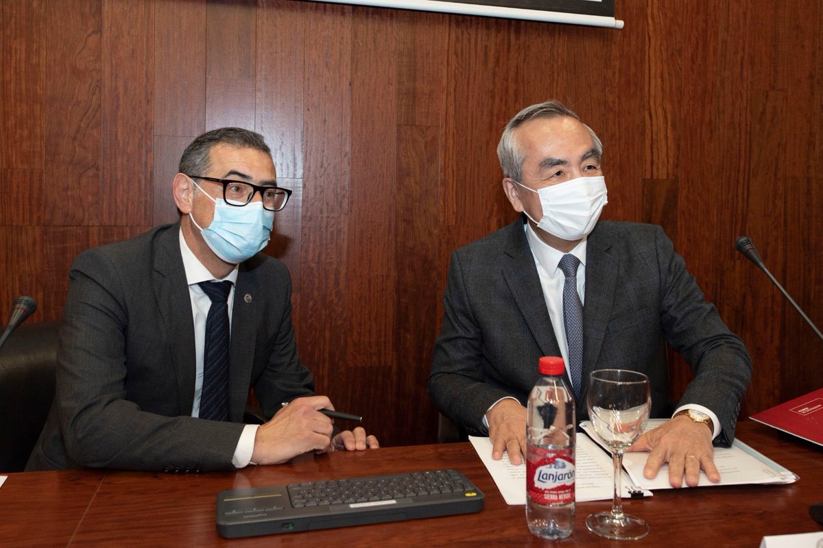 JoseLujanAlcarz's tweet photo. Esta mañana hemos tenido el honor escuchar la conferencia del Embajador Excmo. Sr. Kenji Hiramatsu @JapanEmb_Spain sobre Seguridad y clausurar el II Festival de Cultura japonesa de la @UMU.  Disfrutando un año más de su interesante cultura  @internacionalUM @idiomasUMU https://t.co/wASTHfS046