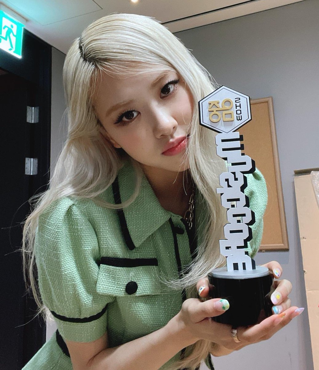 #ROSÉ's first trophy as a soloist! 🤍🏆

SOLOIST ROSÉ ANNIVERSARY
#OneYearWithR
#R러뷰_로제솔로_1주년
<a href="/BLACKPINK/">BLACKPINKOFFICIAL</a>