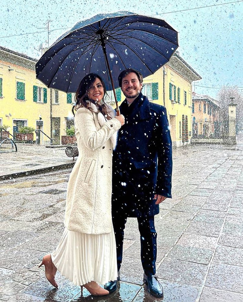 sulfashion's tweet photo. 🌟Recém casados, Anny Antunes Fernandes e Carlo d'Amore aproveitam juntinhos cada momento da estação preferida do casal, o inverno. E ainda melhor se for pela charmosa Itália, onde residem atualmente. Felicidades, queridos!

📸Divulgação

#sulfashion #gentequebrilha #gente https://t.co/gMdKTGEgnO