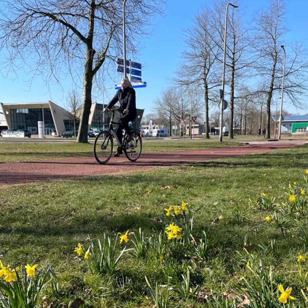 gemeenteommen's tweet photo. Ommen pakt wegenonderhoud groot aan. “Samen met de Plaatselijke Belangen hebben we kritisch gekeken naar het wegennet in onze gemeente en de behoeftes van onze inwoners" vertelt@lejobongers wethouder Verkeer &amp; Vervoer. 

Lees meer ➤ https://t.co/90UBziJyj9 https://t.co/nULW6F8McB