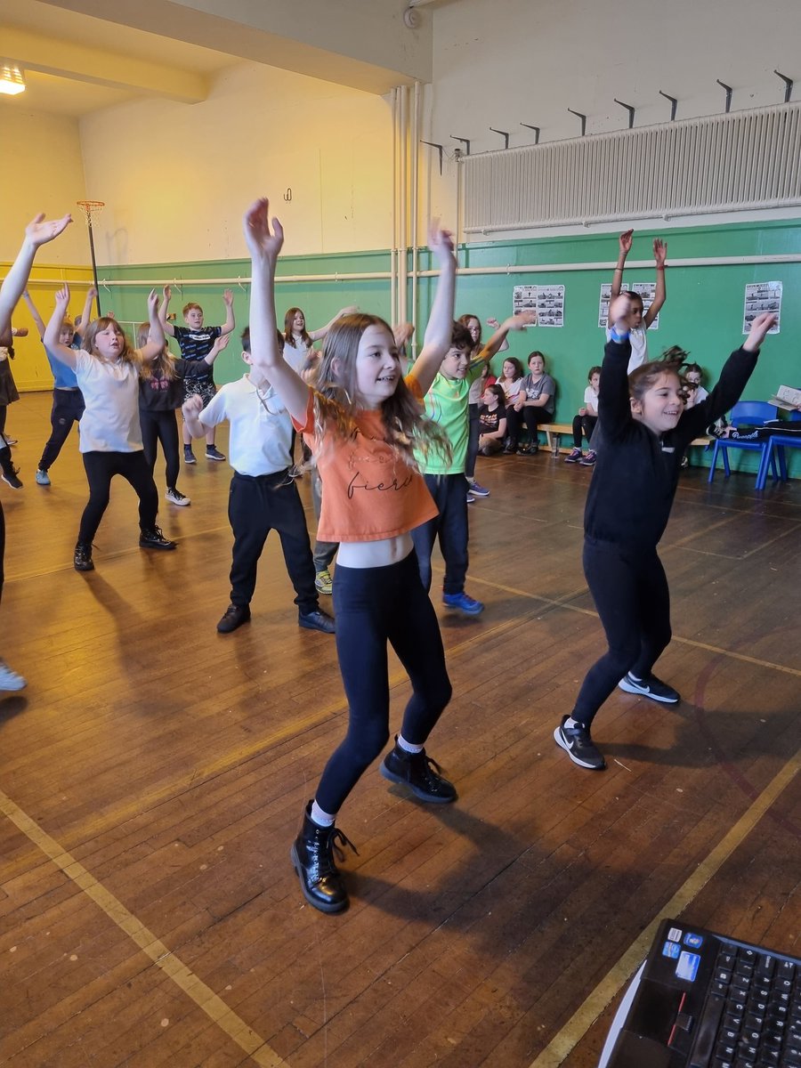 We joined Room 18 to learn a dance this morning as part of our Diversity topic. <a href="/SealyMrs/">Mrs Sealy</a> <a href="/SchoolBroomhill/">BroomhillSchool</a> #dance