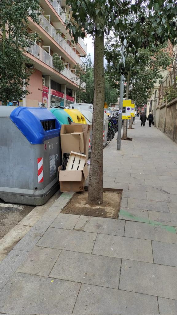 AFAFERRANiCLUA's tweet photo. 8:15 i les famílies trobem neta la zona de contenidors.Agraïm el canvi d'horari de la recollida, però és evident la rehubicació urgent davant l'incivisme(fotos 12 i 14h) @DrFerraniClua
#protegimlesescoles #congrésindians @BCN_SantAndreu @StAndreuEnComu 
@AdaColau #cuidembarcelona https://t.co/gv6T8mdBeG