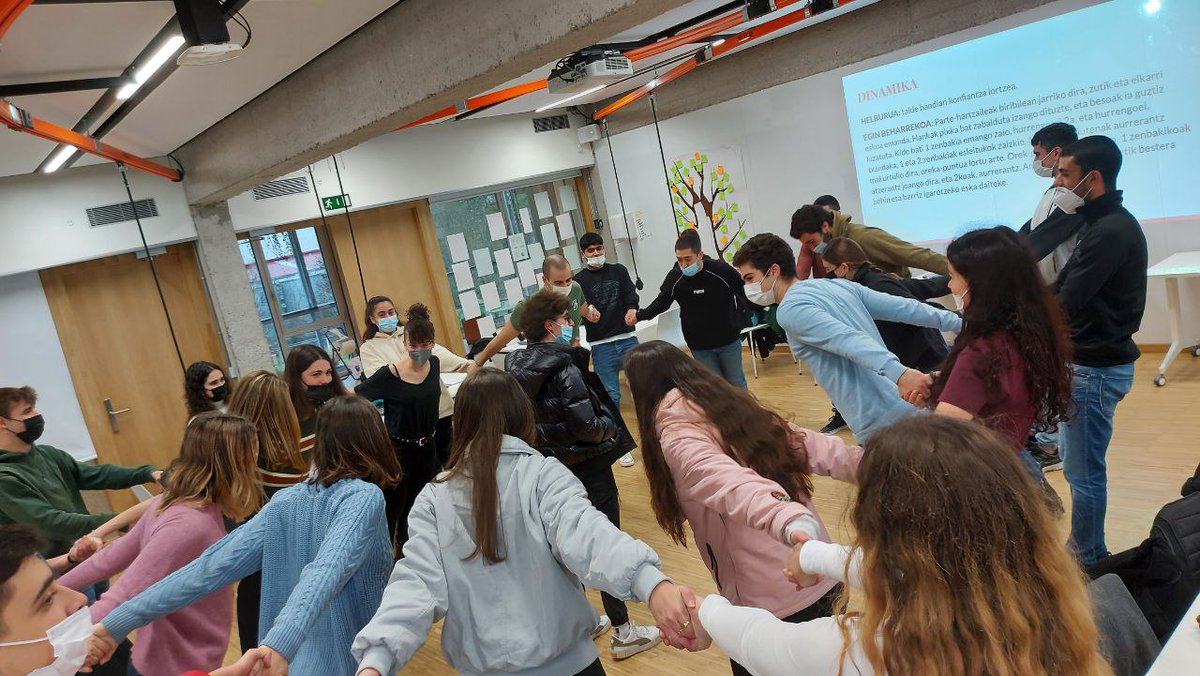 Huhezi's tweet photo. #LehenHezkuntza eta #HaurHezkuntza graduko ikasleak "Eskola hedatua" moduluan daude murgilduta, tutore bezala landuko lituzketen dinamikak proposatu eta praktikan jartzen:
👉Ezagutu #HH gradua: https://t.co/td7pmrWR22
👉Ezagutu #LH gradua: https://t.co/t6YUApVUFa https://t.co/illzHPphfZ