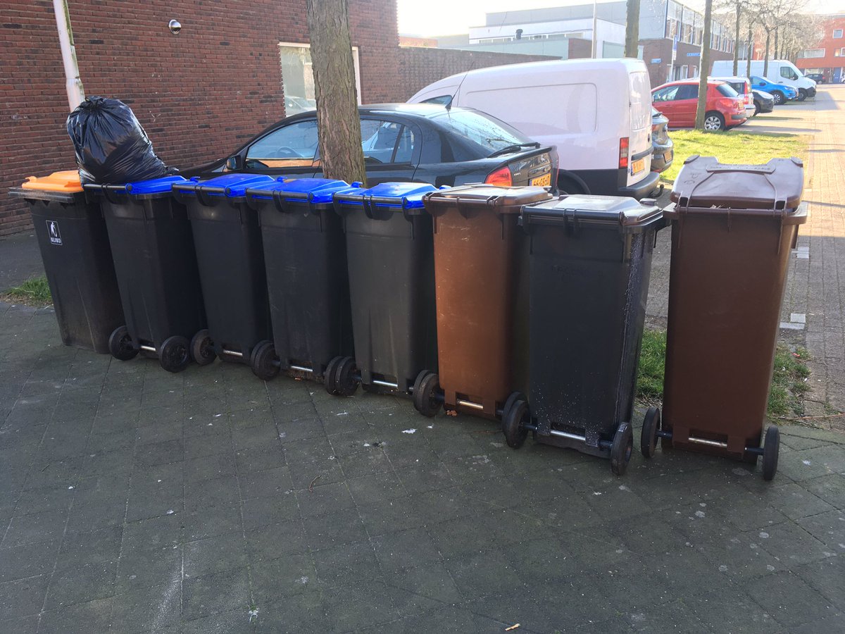 barbarahertogs's tweet photo. @GemeenteUtrecht sinds de plastic containers zijn opgehaald, zijn deze ook verweesd (foto1). Komen jullie ze ophalen?
Ook staat deze @vomaronline kar al weken in ons burentuintje (Foto2). Inmiddels fungeert deze als afvalbak :( Kan dit ook opgehaald/teruggebracht worden? Bedankt! https://t.co/M2VCBumVq5