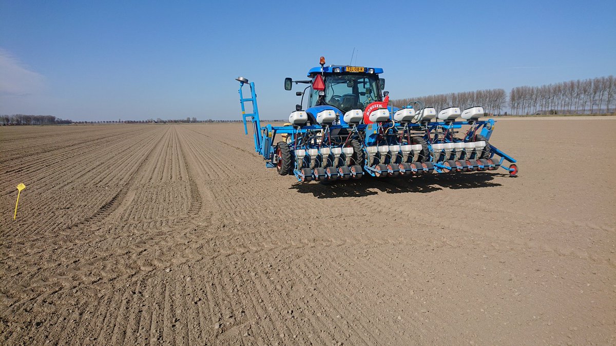 ih83_zvl's tweet photo. Voorzichtig kunnen we ook starten met #uien zaaien op de #akker voor #oogst22. Op de zachtere, droge grond wil het wel. Onderin nog nat zat. Schuiven met de planning om aan te passen aan de klanten. Hier Romy van Hoza, met @NxtFertilizers fertiphos en vydate. #mooiwerk https://t.co/x8OW32zyYp