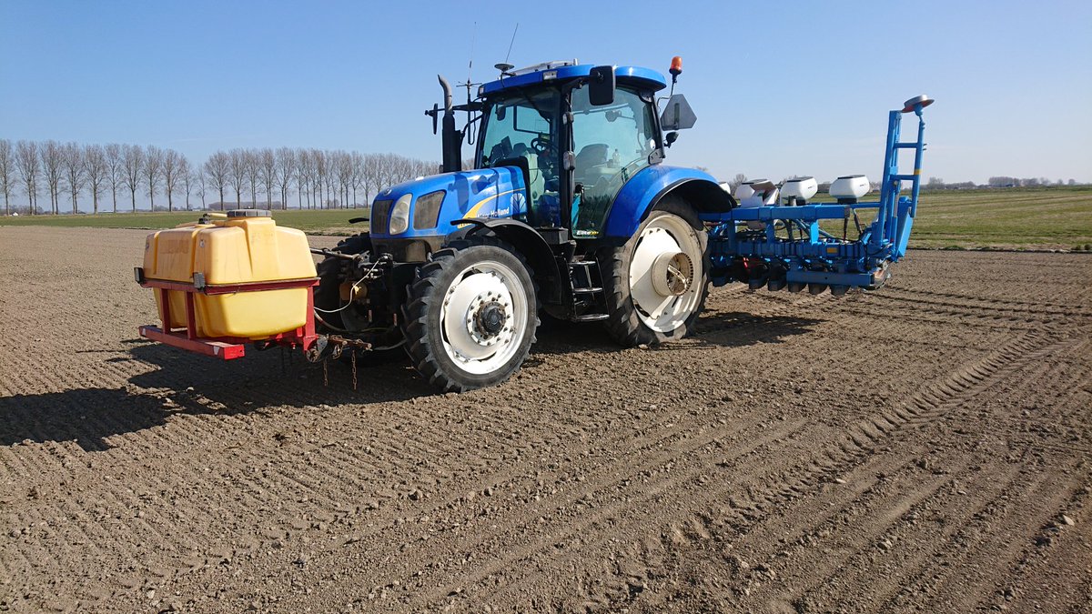 ih83_zvl's tweet photo. Voorzichtig kunnen we ook starten met #uien zaaien op de #akker voor #oogst22. Op de zachtere, droge grond wil het wel. Onderin nog nat zat. Schuiven met de planning om aan te passen aan de klanten. Hier Romy van Hoza, met @NxtFertilizers fertiphos en vydate. #mooiwerk https://t.co/x8OW32zyYp