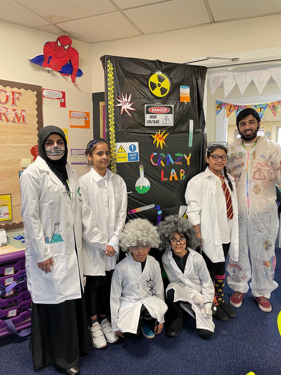 olive_bolton's tweet photo. To launch #BritishScienceWeek @olive_bolton hosted a fabulous #ScienceDay today. #WeAreStar #Ambition #Science #MadScience #LearningHooks #Inspired https://t.co/Pvi0qXmBxB