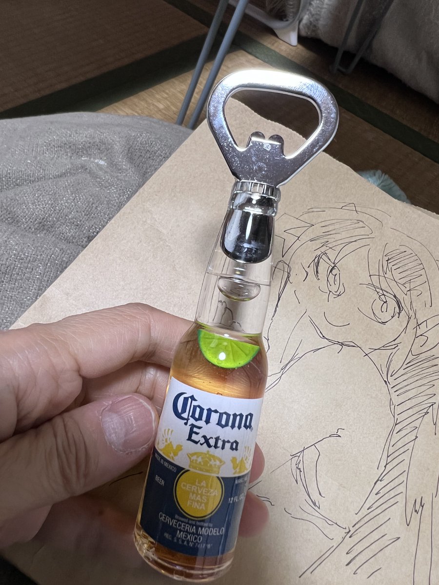 旦那から早めのホワイトデーで貰ったカッコいい栓抜きでビール飲みながら落書きしてる。栓抜き、2色の液体なの何でだろうと思ったら旦那「比重の違う油でライムを丁度いい位置に浮かせるようにしてるんだろう」頭良い人と結婚したなぁとつくづく思う