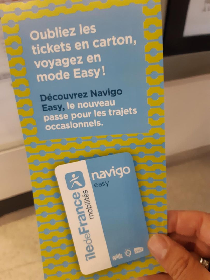 Vous êtes voyageur occasionnel et vous en avez marre des tickets démagnetisés, le Navigo Easy est fait pour vous! Achetez le passe à 2€ en guichet puis chargez-le sur un automate ou au guichet. Rdv 
sur IDF Mobilités pour davantage d'informations.😎