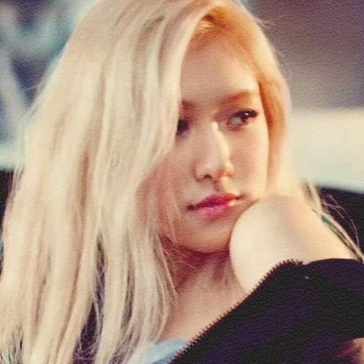 Vie11021's tweet photo. You are light

#OneYearWithR
#R러뷰_로제솔로_1주년
SOLOIST ROSÉ ANNIVERSARY https://t.co/dq7GZyZ3IS