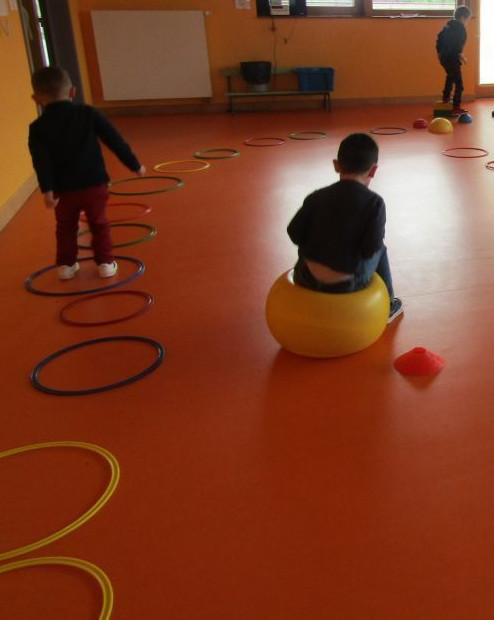 CJdlc's tweet photo. Pour notre équipe #problemater 
@22llc @PS_MS_Drul
#mathsenforme #mathsenvie
Bonjour les amis! Nous avons rencontré beaucoup de formes lors de nos parcours, pouvez-vous trouver au moins un "rond" (une boule, un disque et un cercle?), un carré, un rectangle et un triangle? https://t.co/QELbDunEMm