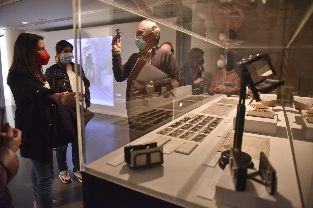 Comienzan las actividades divulgativas de la exposición ‘Imaginarios colectivos. La construcción de la imagen turística’ 👁‍🗨 Este sábado a las 12:30 horas, actividad para familias, y el domingo, visita guiada para público individual. 

📸 Verónica Lacasa