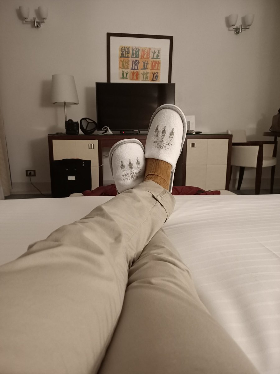First time ever I've homeshoes in an hotel.😅