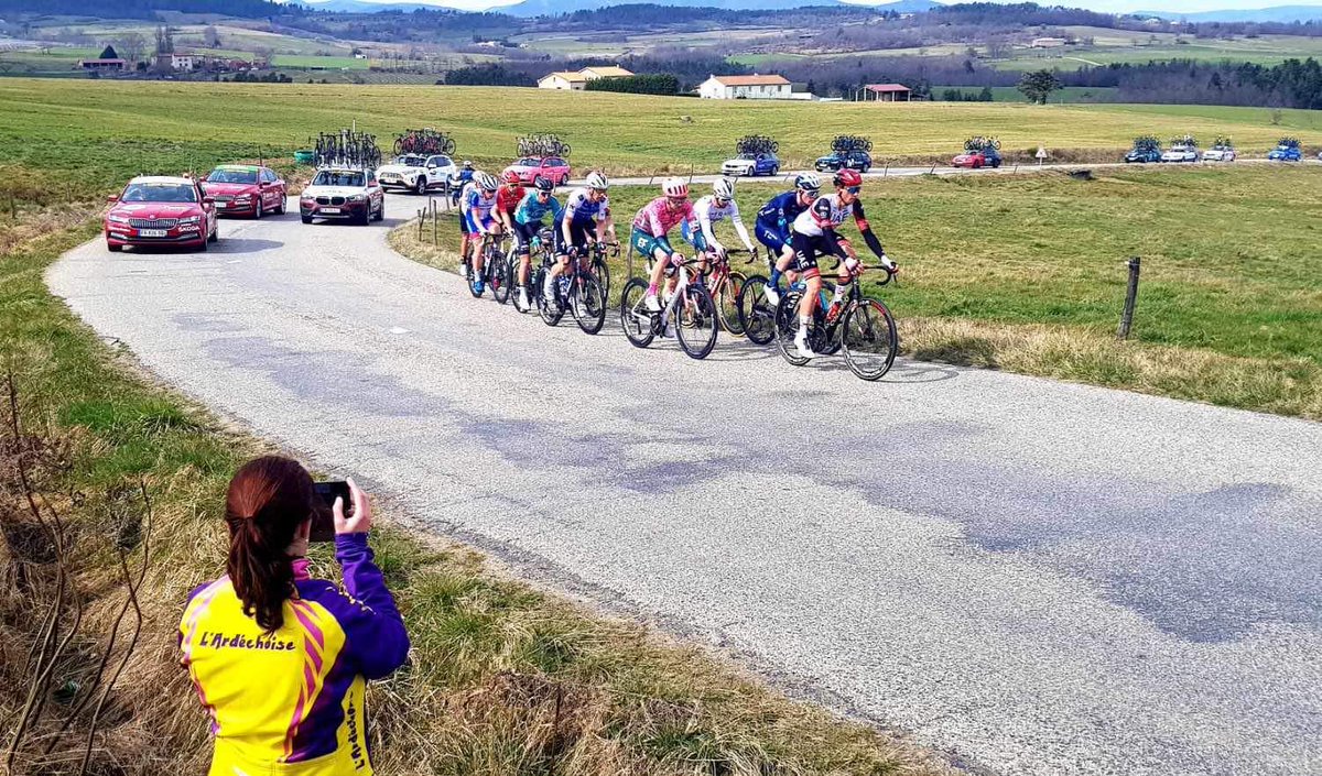 ardechoisecyclo's tweet photo. 🚴♂️ Paris - Nice
📍Passage du Paris-Nice sur les routes du @Ardeche_07 🌞
👉 L'Ardéchoise toujours présente au bord des routes pour encourager les cyclistes 🚲
Bon week-end sportif à tous 💪
#ardechoise #parisnice2022 https://t.co/ug81GbfJ0Q