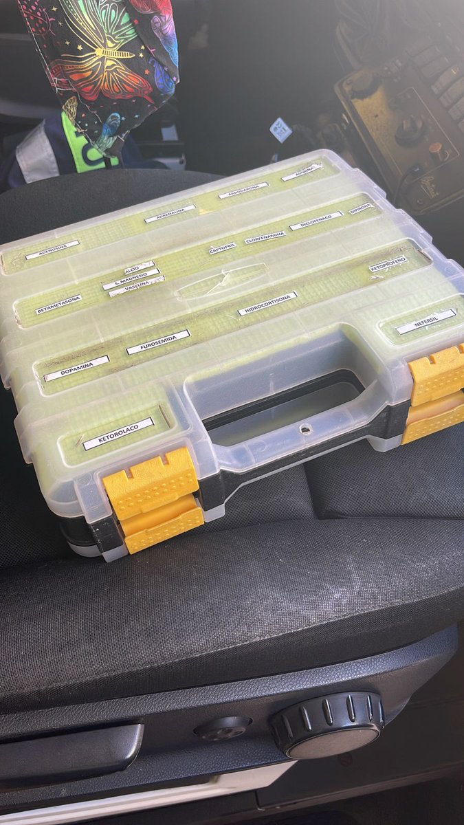 SamuAntofagasta's tweet photo. #SAMU #Antofagasta Anoche un hombre robó desde el interior de una 🚑 de Base #Calama una caja de fármacos y el bolso de insumos de via aérea,entre ellos un laringoscopio. Esto afecta directamente la atención de salud de la comunidad. Si ofrecen los insumos denuncia a @PDI_CHILE https://t.co/38WI9R8GXb