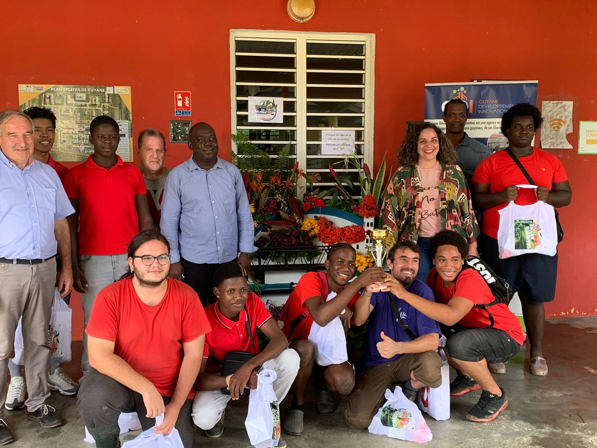ARDI_GDI's tweet photo. 🎉Félicitations aux élèves du lycée agricole de #Matiti à @ville_macouria, récompensés pr la réalisation du logo de @ville_sinnamary, ds le cadre du concours d’œuvre florale Grandeur nature organisé par @ARDI_GDI &amp; la #CCDS
🏆Bravo pour leur 1er prix : 2 jours aux îles du Salut🥇 https://t.co/XfXcxswHxN