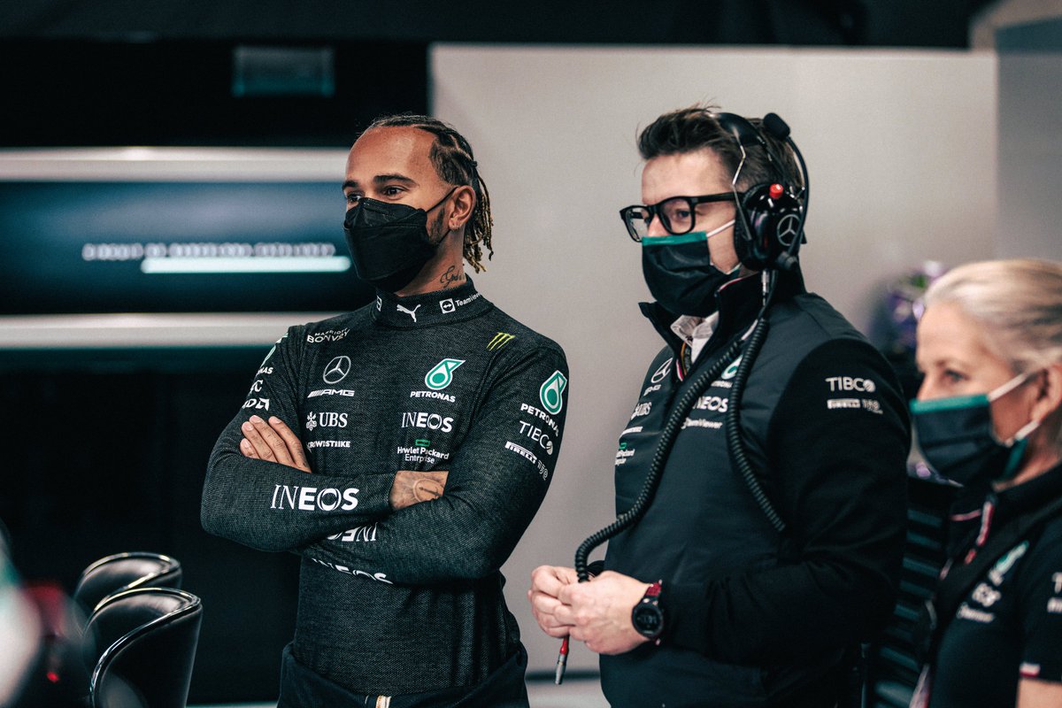 F1Krampon's tweet photo. Muhabir: "Yarın yarış olsa, kaçıncı sırada olursun?"

Lewis Hamilton: "Gerçekten bilmiyorum, gördüğüm kadarıyla Ferrari 1-2 olur, belki Red Bull..." https://t.co/VS8ML1F9iO