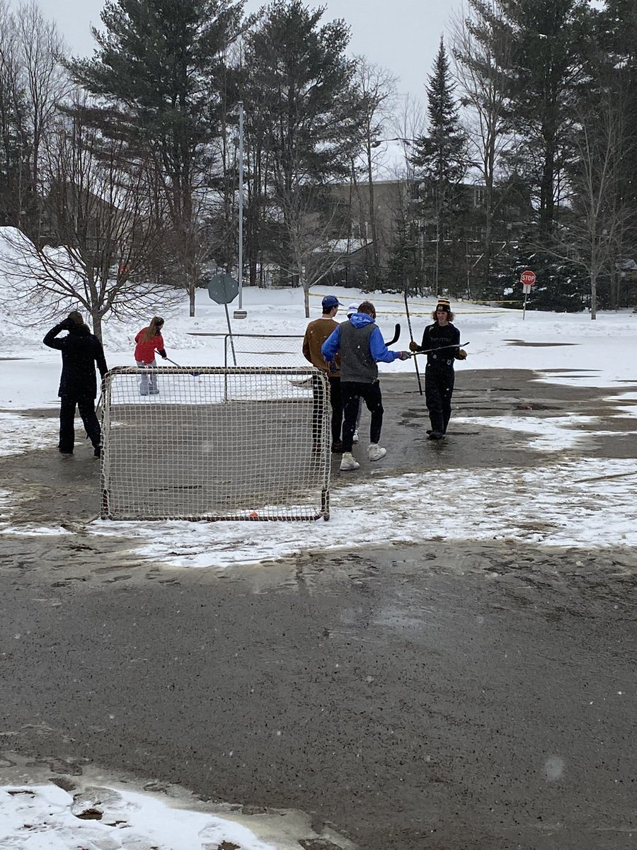 mylibrariansays's tweet image. More Winterfest fun! @tanyaRUNS @TLDSB #lakerslearn #bmlsslearns