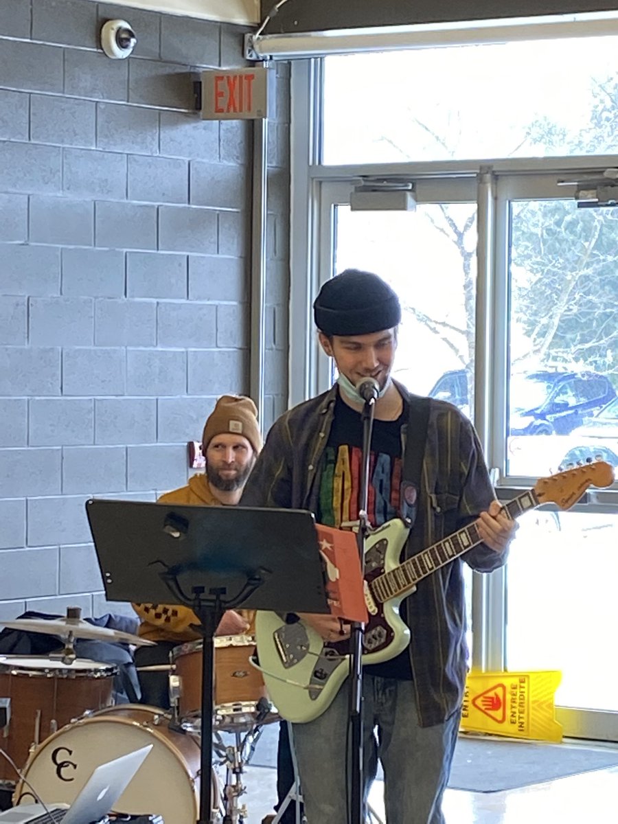 mylibrariansays's tweet image. More Winterfest fun! @tanyaRUNS @TLDSB #lakerslearn #bmlsslearns