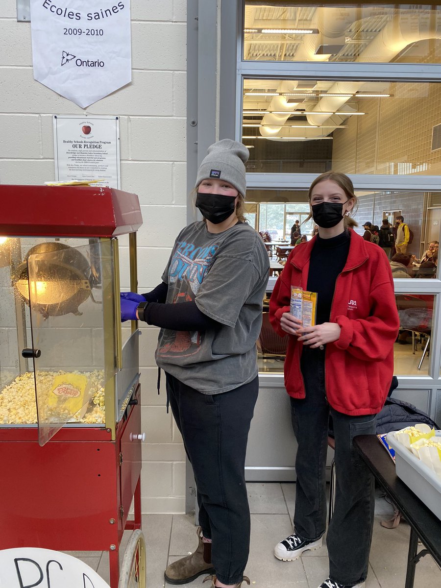 mylibrariansays's tweet image. More Winterfest fun! @tanyaRUNS @TLDSB #lakerslearn #bmlsslearns