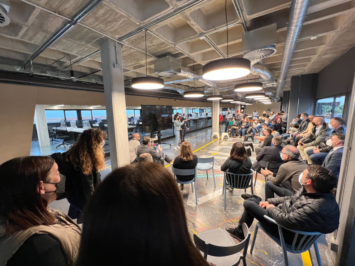 42BarcelonaFTef's tweet photo. Ahir, part de l'equip comercial de @Telefonica va participar en el nostre taller de programació per a no programadors.

🤔Encara no et decideixes a viure l'experiència completa?

🏊T'agradaria provar abans de llançar-te a la piscina?

Vine a un Open Day!⤵️
https://t.co/0Bt7Fv9O6A https://t.co/ZGk16q71df
