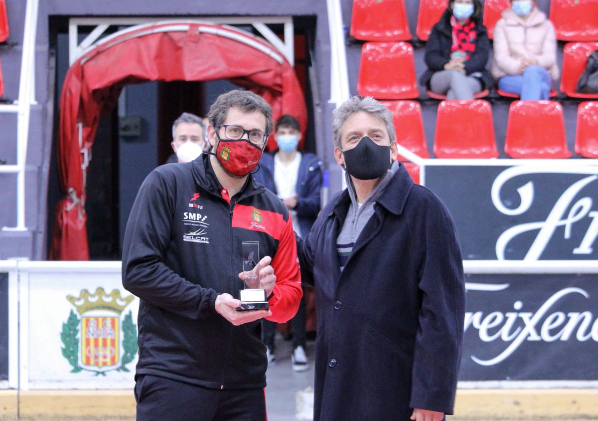 PereVarias's tweet photo. Agraït pel premi al millor entrenador del mes de febrer. Un reconeixement a nivell personal però també a tots els membres de l'equip. Gràcies!

#ParlemOkLiga #somADNoia #santsadurní https://t.co/myxvsx8xLg