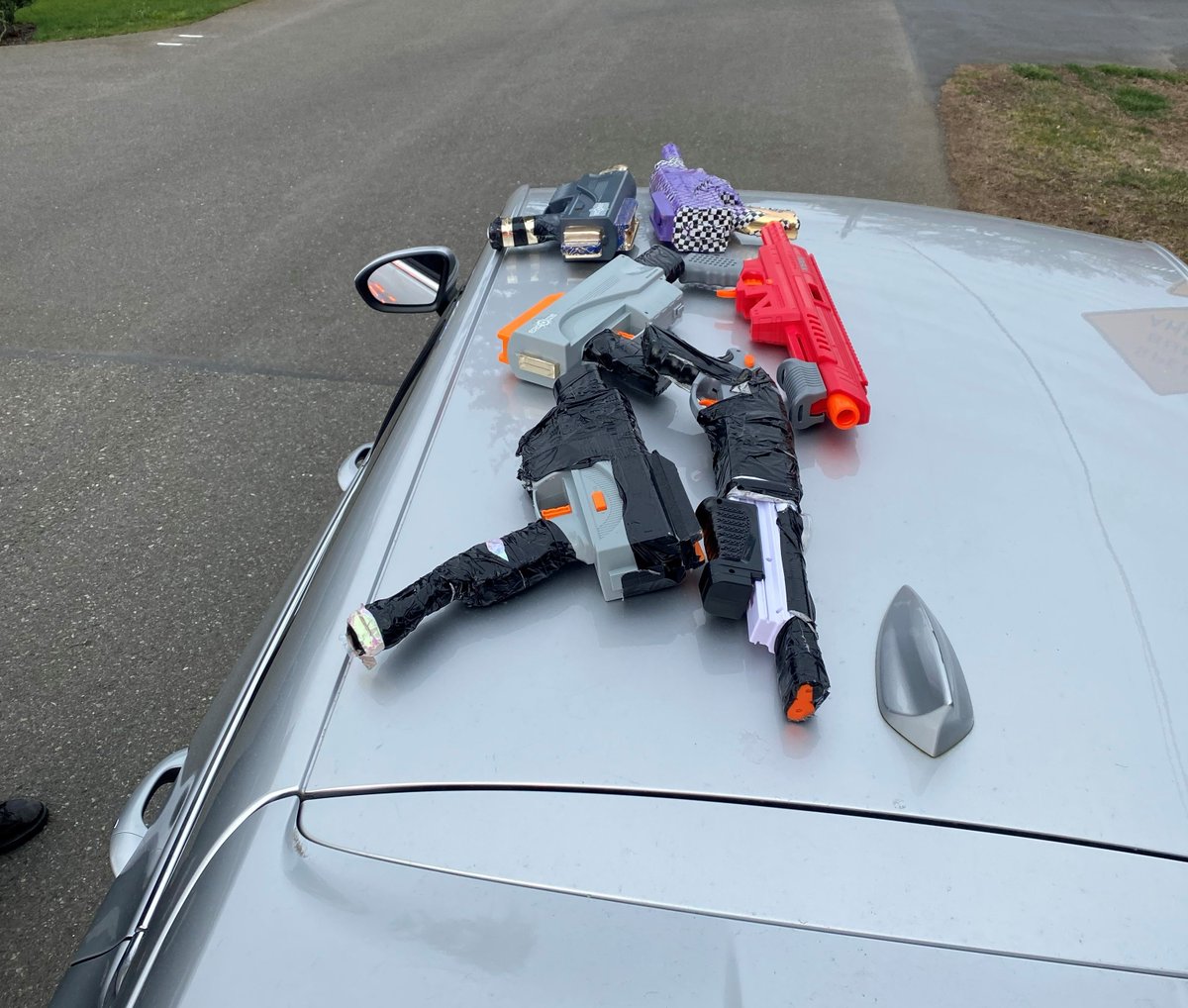 BvuePD's tweet photo. Reports of kids shooting out of their car in traffic. Multiple people were shot at. Car stopped 100 Blk 140th Ave SE. 5 high schoolers detained; airsoft guns seized. Driver released to his mother. Others identified by school officials. Frightening, luckily no injuries. https://t.co/FAXYhP3xG1