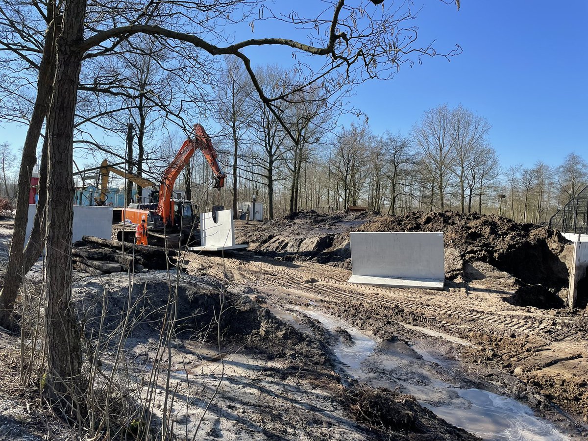 Even om het hoekje gegluurd. Er wordt weer hard gewerkt aan het tijgergebied bij AquaZoo in Leeuwarden. Snel door met de voorbereidingen van bijbehorende 🐅campagne. #zzp #marketing #communicatie