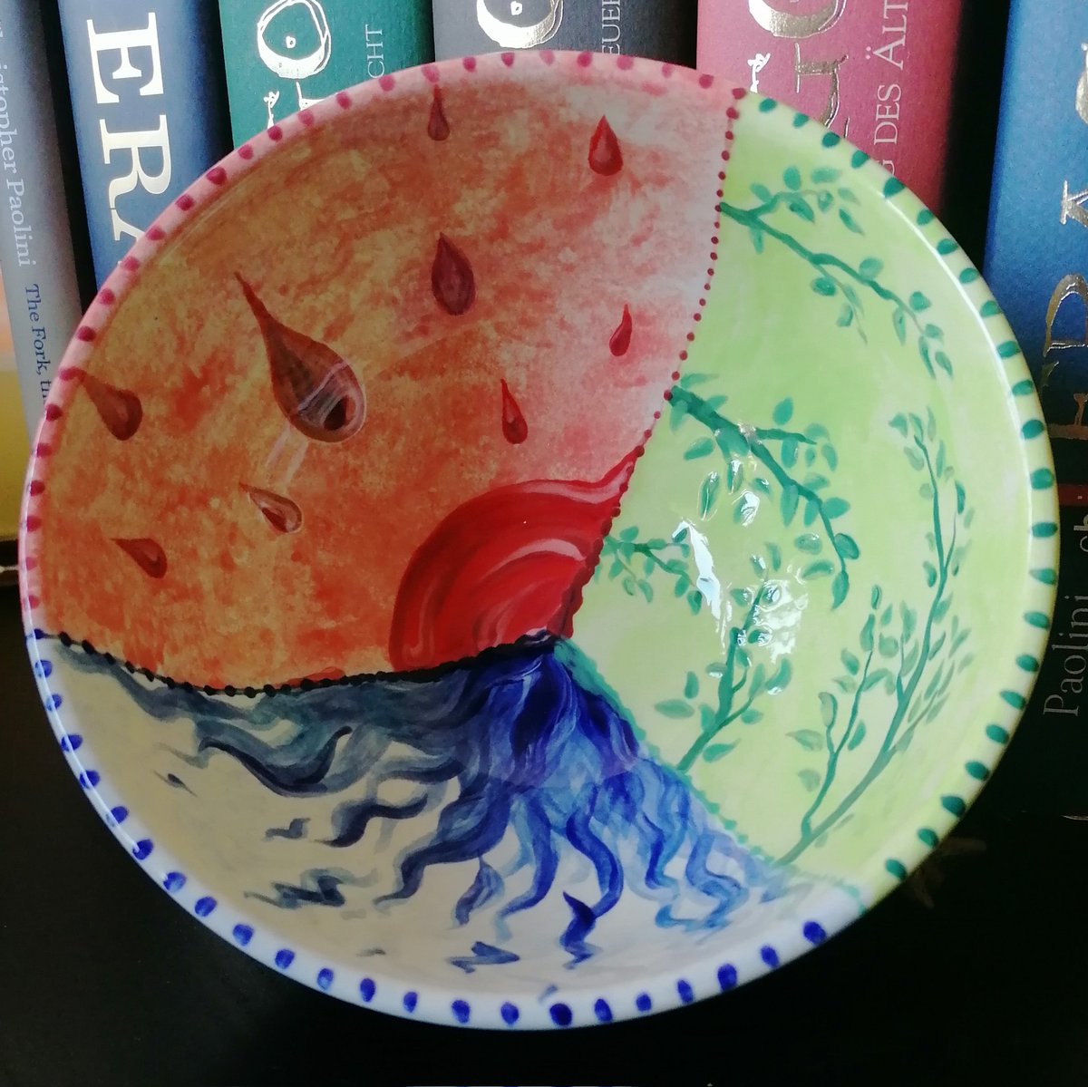Lemoncellina's tweet photo. Doesn't change color but I painted a bowl just for me😊 #Eragon #fanartfriday https://t.co/esEHcVSvaw