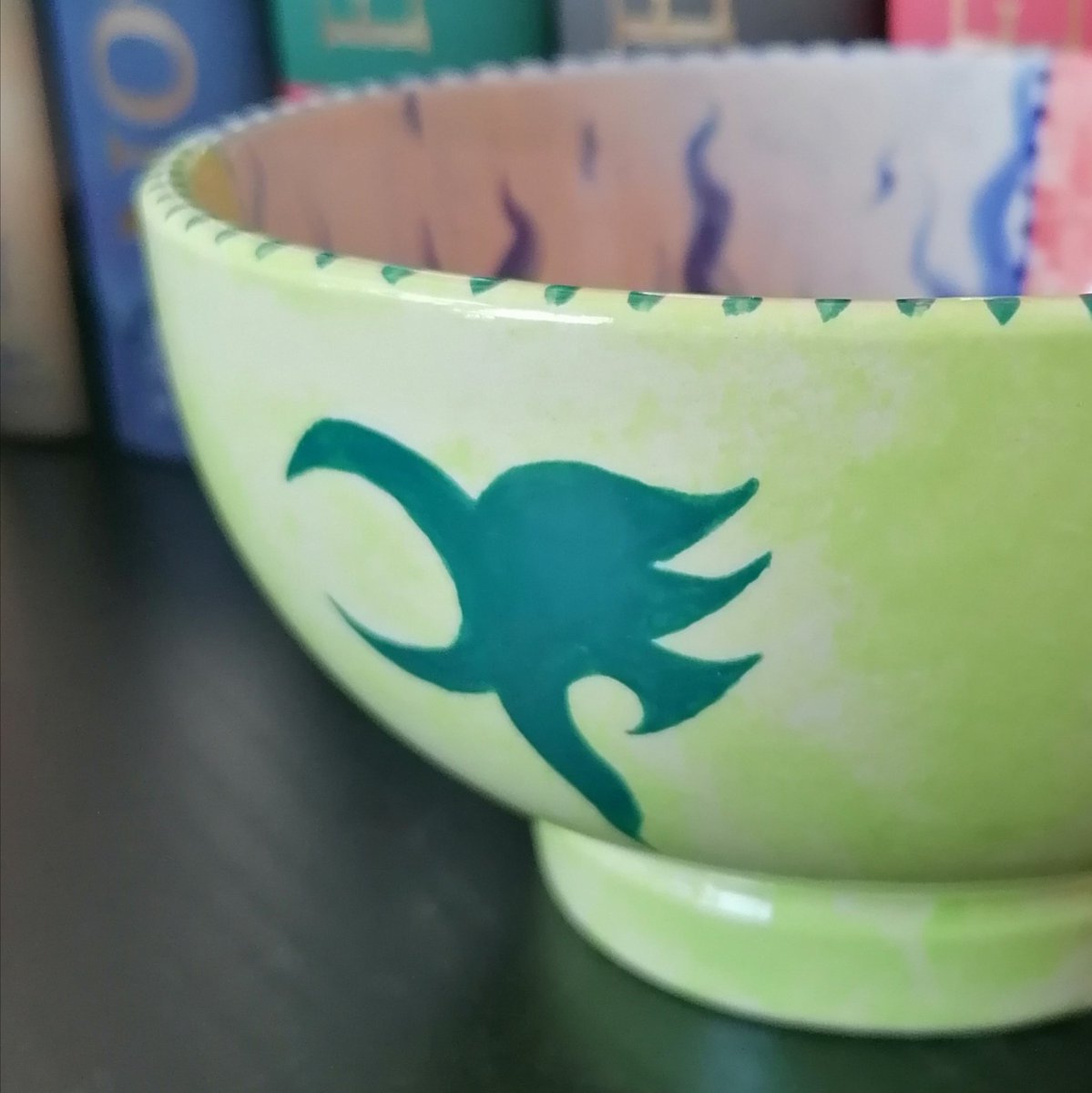 Lemoncellina's tweet photo. Doesn't change color but I painted a bowl just for me😊 #Eragon #fanartfriday https://t.co/esEHcVSvaw