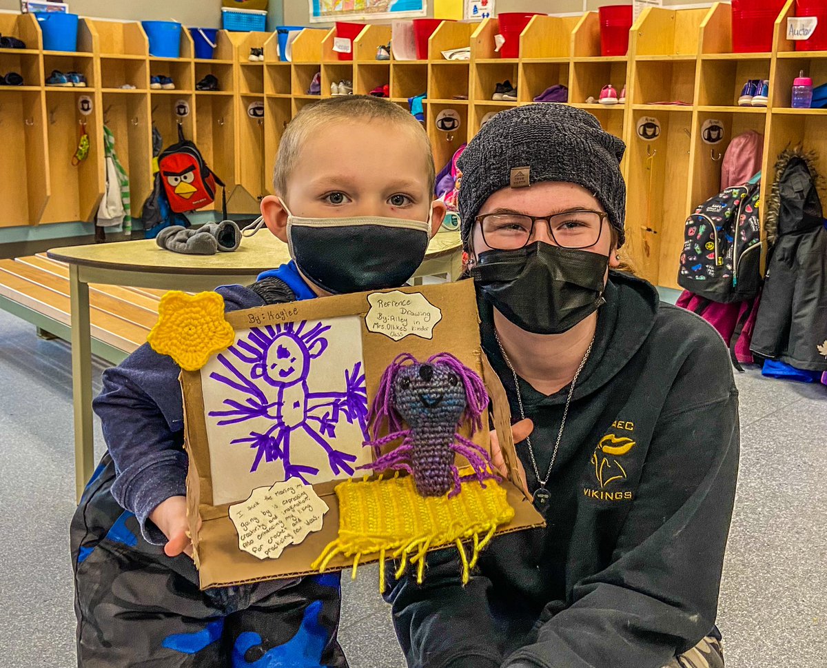 NAEC_LDSB's tweet photo. Kindergarten &amp; Gr 10 Art collaboration! Riley’s drawing (Kindergarten) and Kaylee’s crochet interpretation! #sculpture @LimestoneDSB #handsonmindson #teamwork https://t.co/OT0nIDmnZF