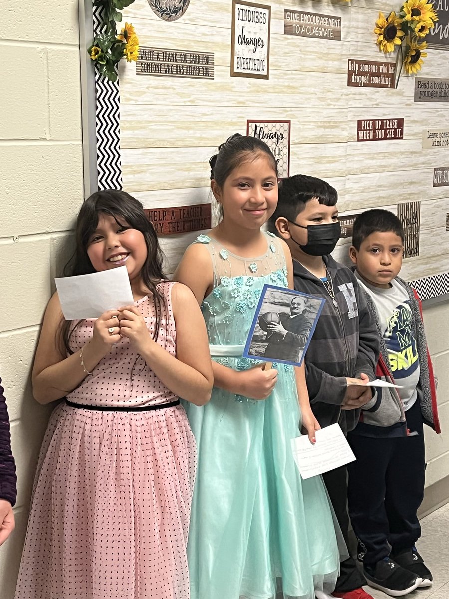 riv_tigers's tweet photo. What a great turnout we had for our 4th grade family night. We had an amazing music program, a wax museum of Famous Kansans and a family activity. https://t.co/RLRcNtOC9I