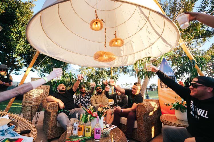 calivibesfest's tweet photo. Cheers to the #calivibes Beach Club!! Besides the damn good drinks 🍻 better-than-swag bags 🛍 gourmet munchies 🌮 and VIP access 🎟 what was your favorite part of this exclusive oasis??
⠀
📷 #kirbygladstein / #baeth https://t.co/cNNp5yz2L1