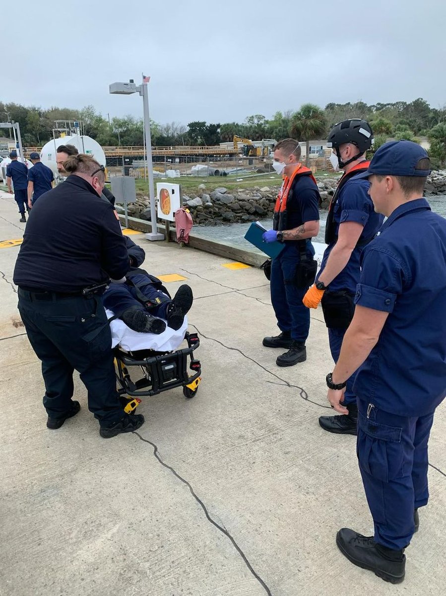 USCGSoutheast's tweet photo. #ThisJustIn a @USCG Station Tybee boatcrew #medevaced a 39-year-old man aboard the motor vessel Kallisti 14 miles east of #Savannah, Georgia. The crewmember was experiencing abdominal pain.
Read more here: https://t.co/t694PBacmo
#USCG #D7 #Responsive https://t.co/ZLiJKcT7qw