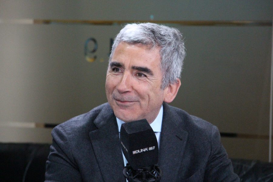 RadioDuna's tweet photo. #HablemosEnOff Carlos Peña: "Ser indulgente con el presidente Boric a pretexto que es joven y que tiene que aprender, a mí me parece un flaco favor. Hay que someterlo a los escrutinios con los que hemos juzgado la presidencia de Lagos, Piñera y Bachelet" 

https://t.co/J9bJmnubDv https://t.co/aXhc4aLTIj