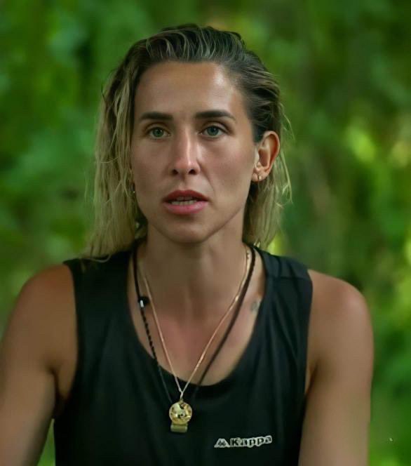 Her anlamda ortalığı karıştıran, sonra köşesine çekilip izleyen yarışmanın en ters insanı ektedir.. #survivor2022allstar