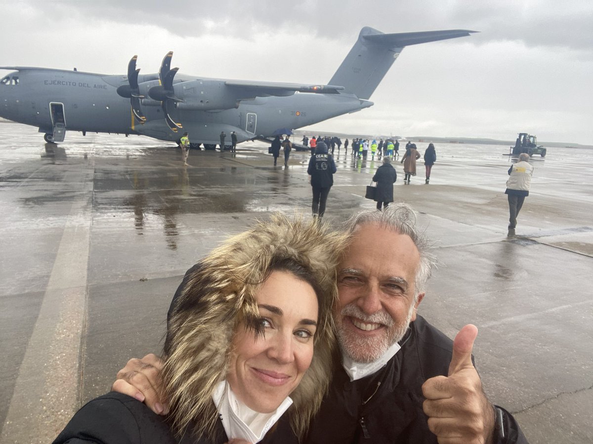 Finalmente llegó el avión y el milagro de traer a estos niños enfermos de Ucrania. Ishtar, la directora de mi fundación que coordinó todo y merece un abrazo por parte de España.<a href="/FundAladina/">Fundación Aladina</a>