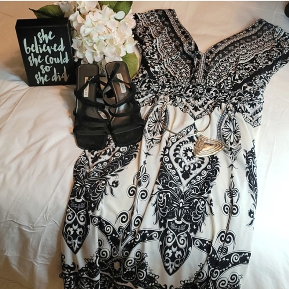 SeppieSaph's tweet photo. So good I had to share! Check out all the items I'm loving on @Poshmarkapp from @NinaMul71140939 #poshmark #fashion #style #shopmycloset #mixit #joneswear #fashionnova: https://t.co/TsxEt9h141 https://t.co/qwoMBHhyIF