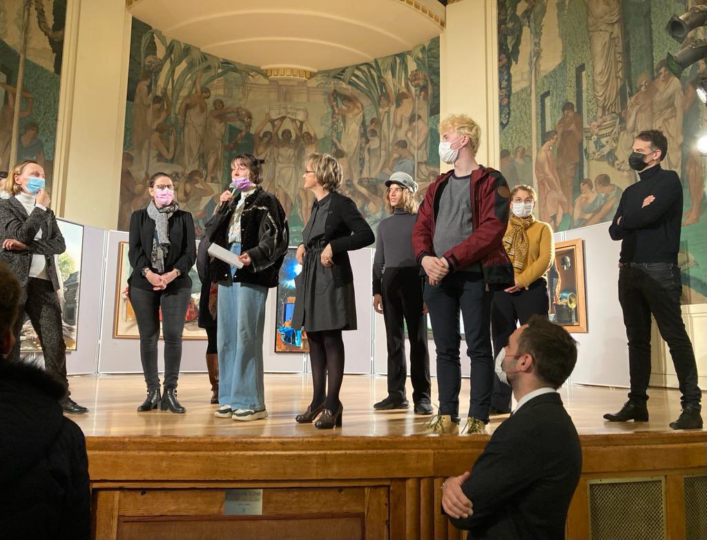 Mairie5Paris's tweet photo. La semaine de la mixité se conclut par une remise des prix en présence des associations @YouthForGoodFR et @JamaisSansElles et des élèves participants. Merci à nos partenaires @petitsplatons , @EyrollesLib , @biocoopmonge et @lerenardcafe ! https://t.co/b4PSMa1mqG