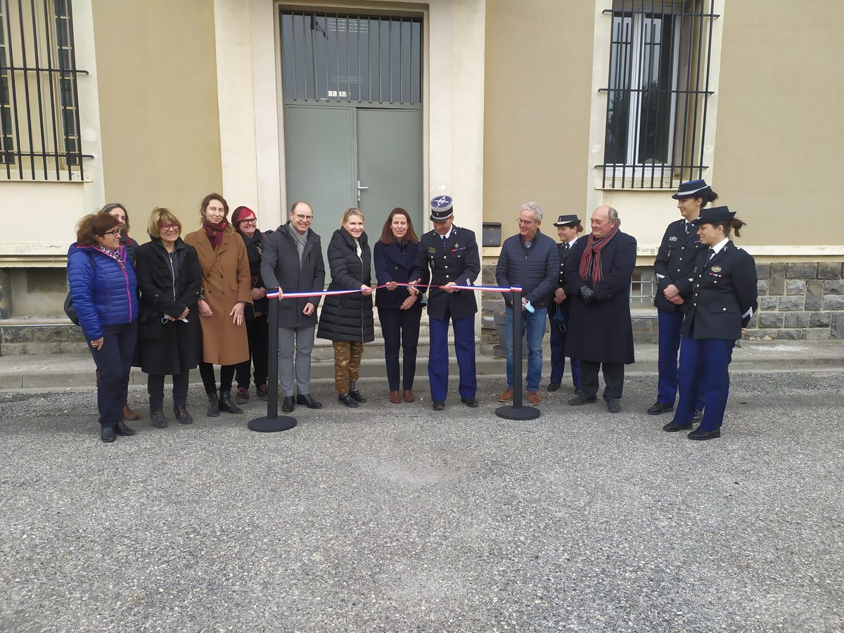 ProcureurGap's tweet photo. Lutte contre les VIF.
Inauguration de la Maison de Protection des Familles à la brigade de gendarmerie d'Embrun.
Sur le plan judiciaire, cette nouvelle brigade de gendarmerie aura vocation à apporter son soutien et son expertise aux autres brigades territoriales du département. https://t.co/crRHHYYWw9