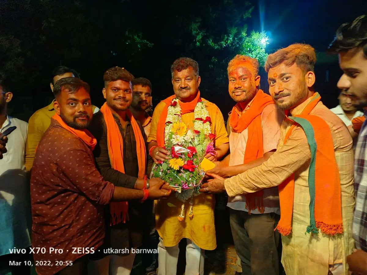 RahulKu68017487's tweet photo. उत्तर प्रदेश को भयमुक्त, दंगा मुक्त व भगवामय बनाने वाले हम सभी की आस्था और विश्वास के केन्द्र परम् पूज्य महाराज जी के नेतृत्व में गोरखपुर ग्रामीण सीट से विजयी होने पर मा० विधायक बड़े भैया श्री विपिन सिंह जी को कोटि - कोटि बधाई एवं शुभकामनाएं....🚩🚩

#राहुल_कुमार_गुप्ता https://t.co/22mTAWi7f8