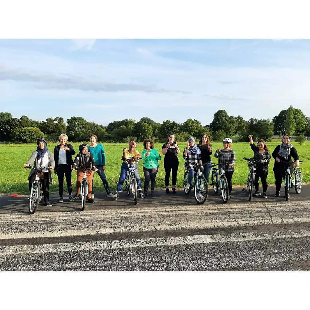 bike_bridge's tweet photo. Wir sind super froh, dankbar & auch wirklich stolz, dass sich in den letzten Jahren in Frankfurt ein so engagiertes & verbundenes Trainerinnen-Team gefunden hat, die gemeinsam mit unserem Orga-Team in Freiburg Bike & Belong Angebote in Frankfurt in 22 umsetzen werden!
#BBFFM https://t.co/QSOwTyEpkZ