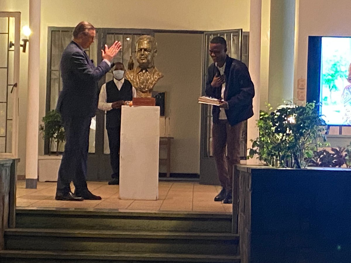 ElyseeNguadio's tweet photo. Prix de reconnaissance à l'Artiste Elysée Nguadio pour son buste de Dag hammarksjoïld. https://t.co/L89QIOwxvj