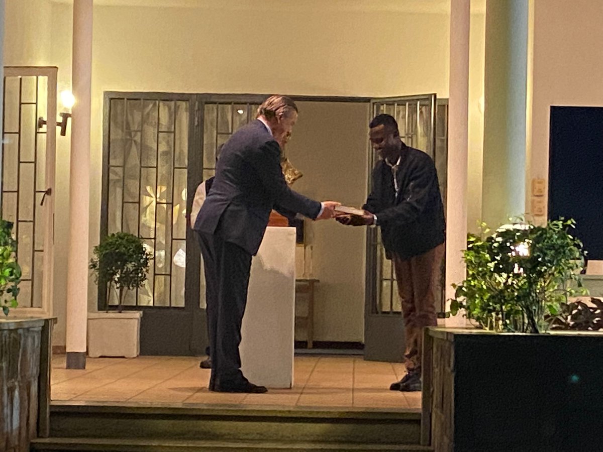 ElyseeNguadio's tweet photo. Prix de reconnaissance à l'Artiste Elysée Nguadio pour son buste de Dag hammarksjoïld. https://t.co/L89QIOwxvj