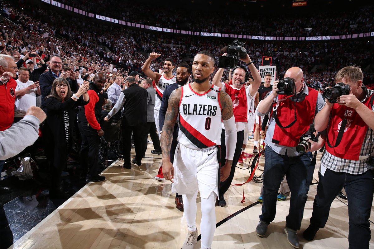 eresthegoat's tweet photo. [HILO] 🧵

Si de algo se distingue Damian Lillard es su lealtad hacia Portland Trail Blazers. 

La reestructuración que está por comenzar en la franquicia no ha sido suficiente para firmar su salida.

Aquí repasaremos algunos momentos que demuestran su lealtad a la franquicia 👇 https://t.co/iZSAhoNHW0