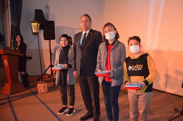 TOKİ Şehit Mehmet Boşnak Ortaokulu öğrencilerimizden Ayşe Melek Dursun, 12 Mart Istiklal Marşının Kabulü ve Yüreklerde Akif Dillerde Hürriyet konulu siir yarışmasında 1.olmuştur Kızımızı tebrik ediyor başarılarının devamını diliyorum.