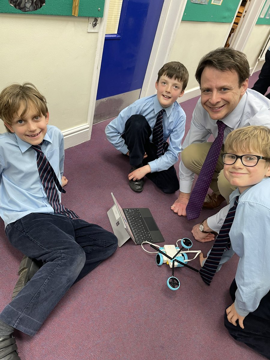CheamBoarding's tweet photo. Lego Robotics on this fab Friday for the JFGs @CheamSchool with Mr Hynes! These boys and girls were having a fab time! #CheamBoarding #prepschool #boarding #JFGs https://t.co/u9thZJxykJ
