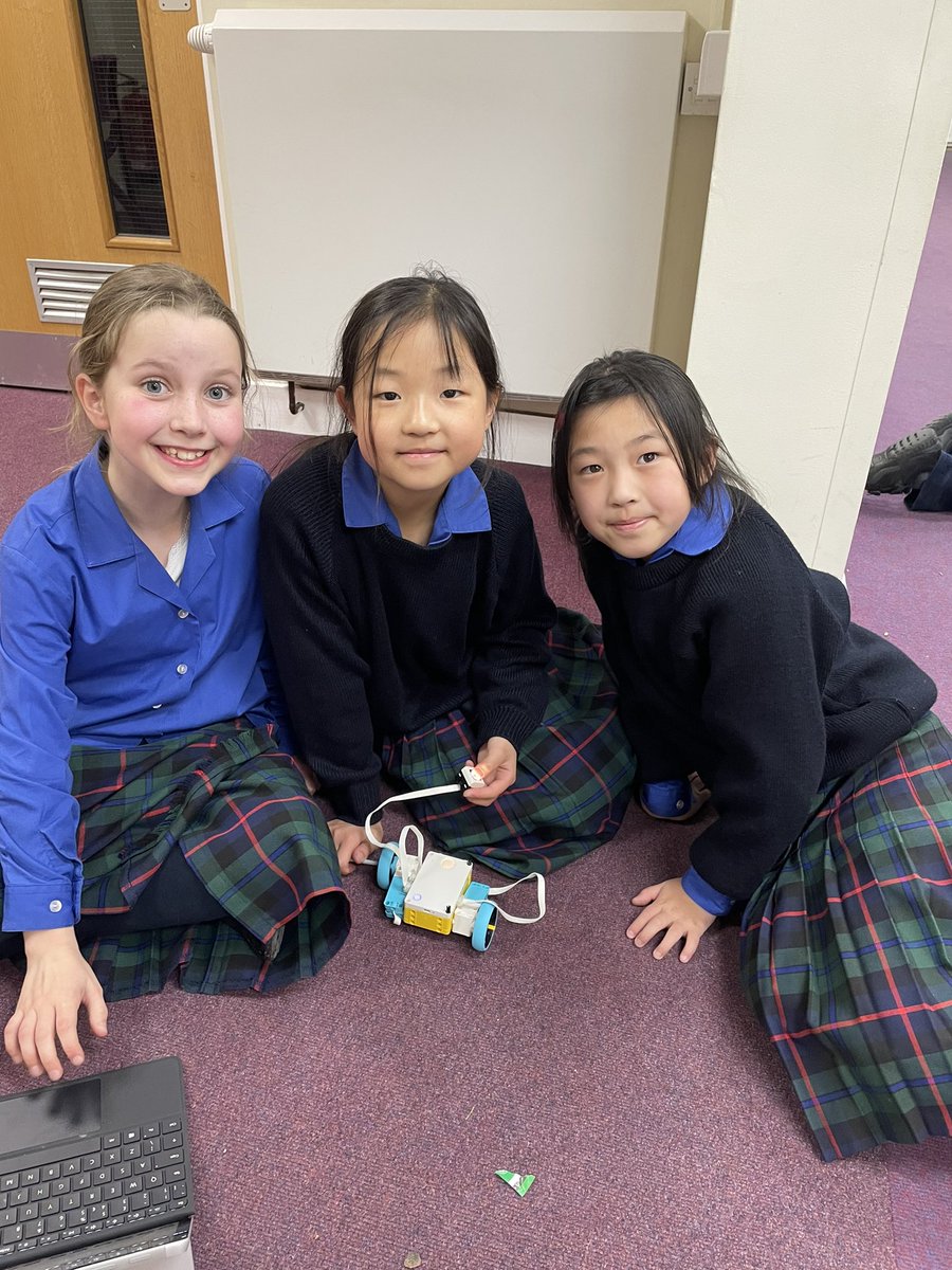 CheamBoarding's tweet photo. Lego Robotics on this fab Friday for the JFGs @CheamSchool with Mr Hynes! These boys and girls were having a fab time! #CheamBoarding #prepschool #boarding #JFGs https://t.co/u9thZJxykJ