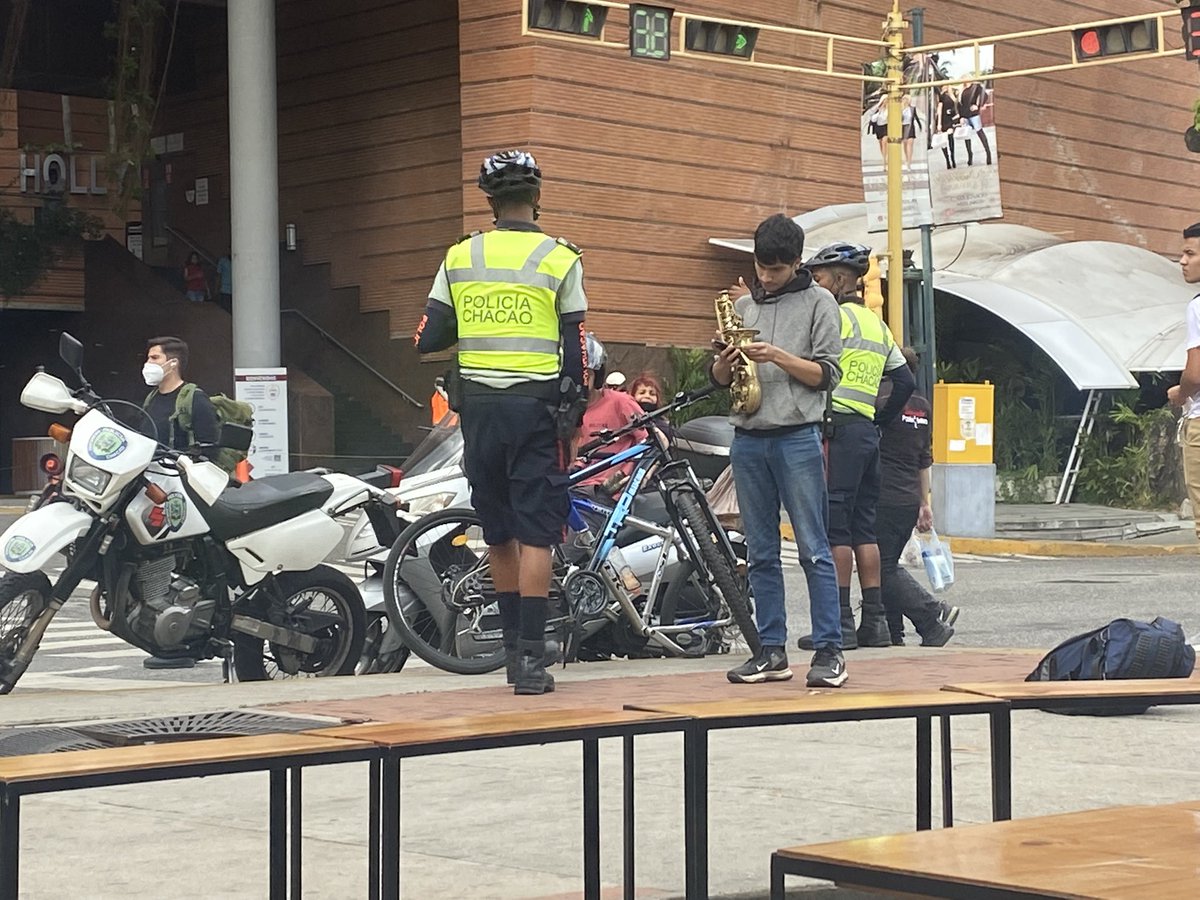 UnTalPedroLeal's tweet photo. Un joven saxofonista toca en la esquina frente Centro San Ignacio. La Policía de @Chacao lo aborda y lo hace dejar de tocar su instrumento. 

¿El argumento? Que le molesta a los vecinos… 

Vaya forma de promover la cultura en el municipio, @culturachacao @duquegustavoS. https://t.co/3xlLmJSg07